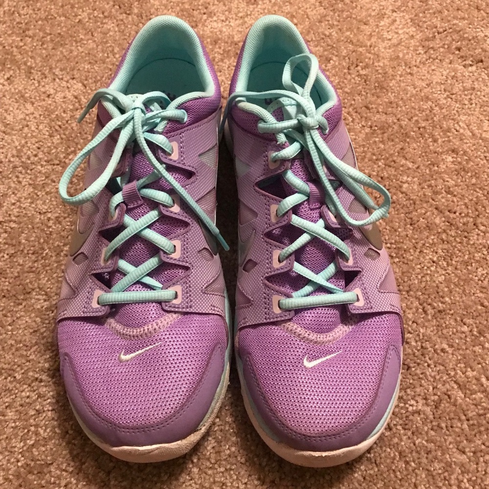 Nike tennis shoes 9